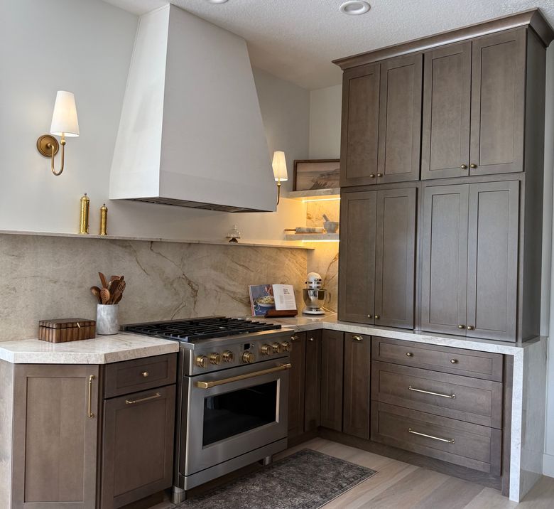 A full-height stone slab backsplash behind the range